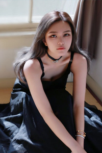 罗志祥女友周扬青晒照身穿唯美裙尽显淑女气质