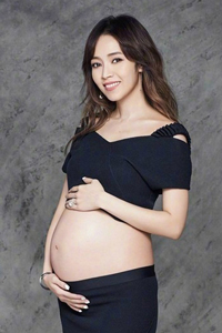 辣妈侯佩岑怀二胎写真肚大如球时髦靓丽