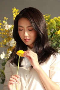 薛凯琪新专辑封面拍摄花丛之中显清纯可人