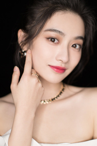 演员孙雪宁最新写真曝光大秀香肩尽显女性柔美一面