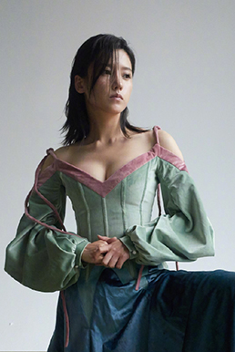 杨子姗杂志大片曝光露肩长裙显淡淡性感