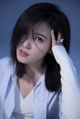 杨子姗主题大片曝光仪态轻盈帅气随性演绎不一样的梦幻南极