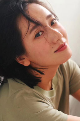 董晴最新素颜写真发丝凌乱仍美得纯真
