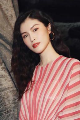 何穗粉嫩长裙亮相活动浪漫又文艺