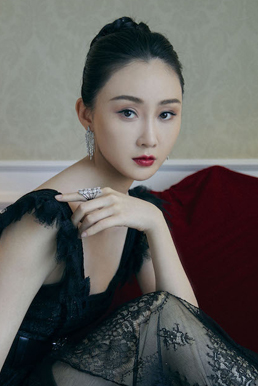 林鹏黑色吊带长裙出镜，仙女范十足