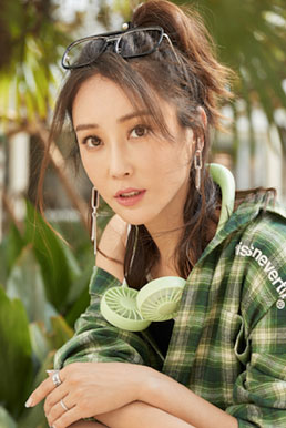 杜若溪穿绿色格子衬衫清新有范