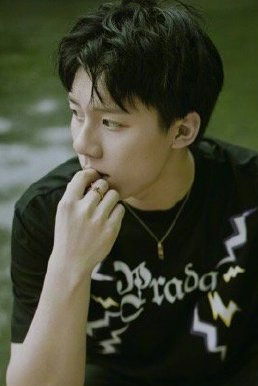 周奇最新写真简约又少年感十足