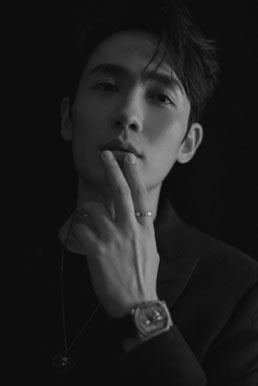 朱一龙最新写真展现儒雅男人味