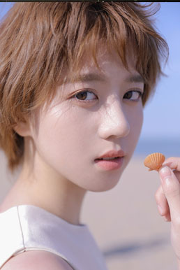 李凯馨短发造型写真清新灵动展现少女独有魅...