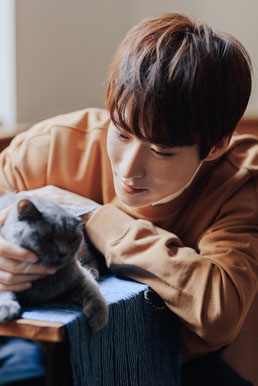 吴昊泽温暖写真曝光怀抱猫咪相映成趣