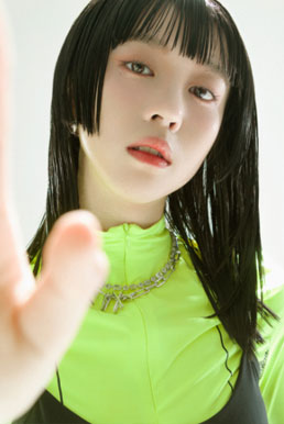 李凯馨“空间之外”概念时尚大片化身未来女...