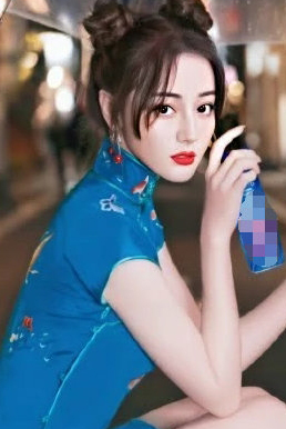 迪丽热巴旗袍造型俏皮惊艳
