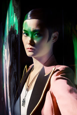 李宇春登《VOGUE》三月刊封面视觉风格别具一...