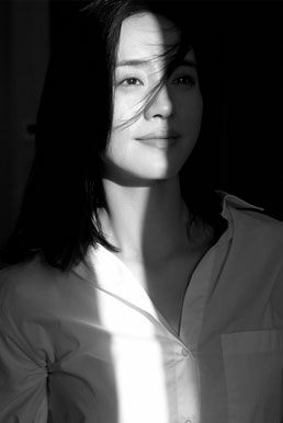 王智黑白光影质感写真淡守恬静浅笑安然