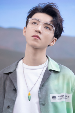王俊凯尼龙封面时尚感与少年感灵动交错