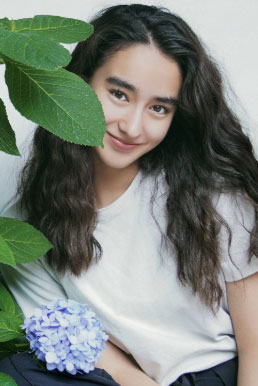 新生代演员李宛妲清新美图花间少女彰显夏日...