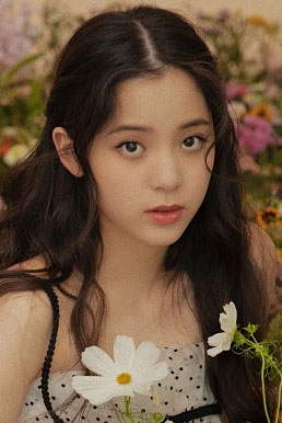 欧阳娜娜化身花间小仙女手捧鲜花恬静浪漫