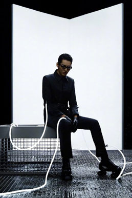 吴亦凡最新写真黑衣造型充满未来感