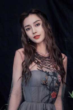 Angelababy鲜花刺绣裙变身俏丽花仙