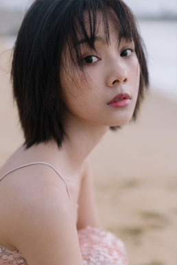 鲁照华夏日海滩写真尽显清新少女元气