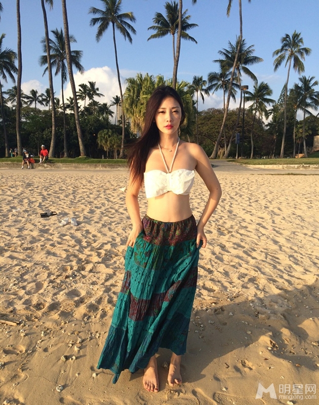 女神柳岩沙滩藏胸露腰甜美妩媚海边倩影_图-3
