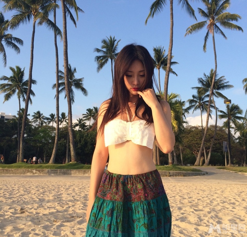 女神柳岩沙滩藏胸露腰甜美妩媚海边倩影_图-6