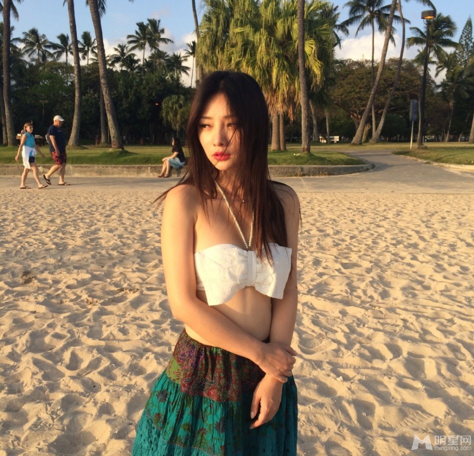女神柳岩沙滩藏胸露腰甜美妩媚海边倩影_图-2