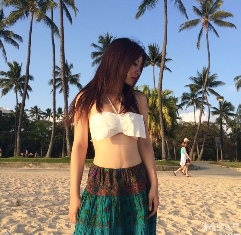 女神柳岩沙滩藏胸露腰甜美妩媚海边倩影_图-4
