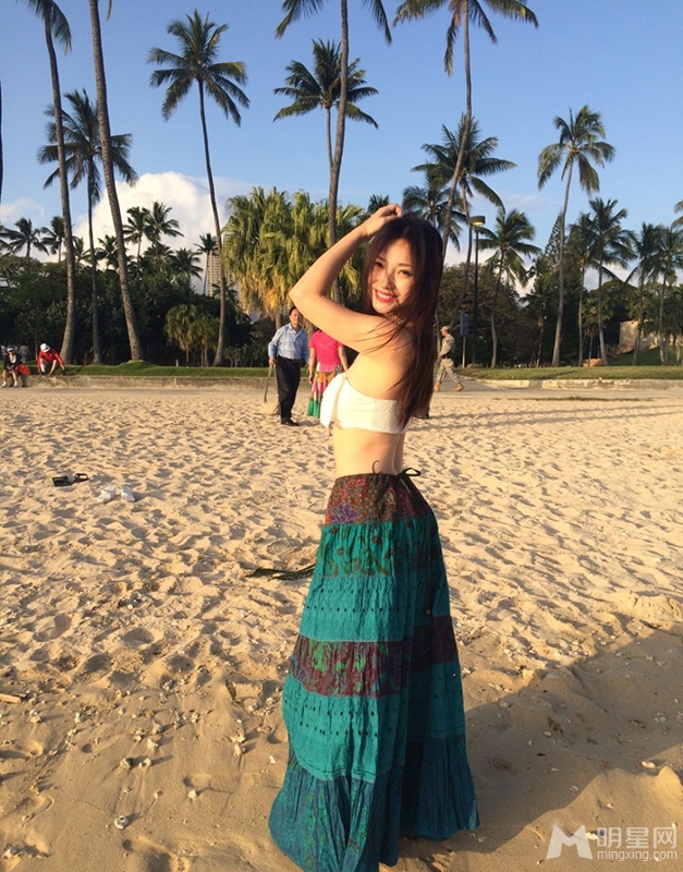 女神柳岩沙滩藏胸露腰甜美妩媚海边倩影_图-5