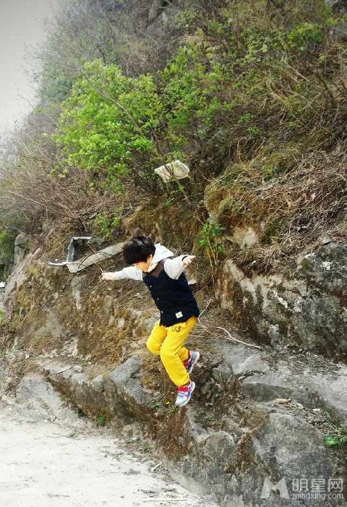 张亮携儿子天天户外游玩大摆造型引围观_图-5