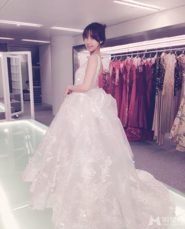 花儿与少年糊涂妹李菲儿海量私照曝光_图-4