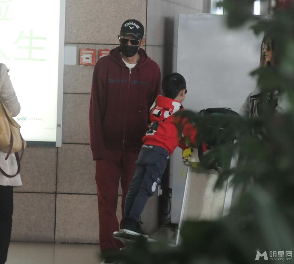 王志文携妻儿出行眼镜口罩遮挡严实防偷拍_图-1