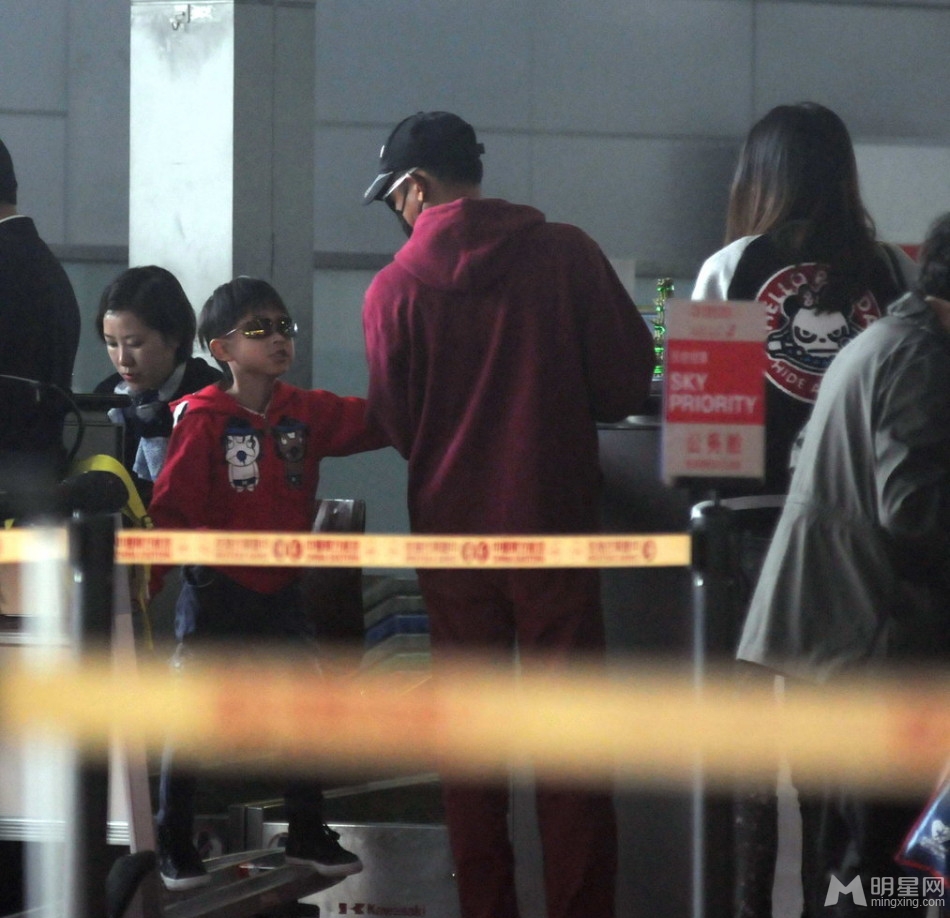 王志文携妻儿出行眼镜口罩遮挡严实防偷拍_图-2