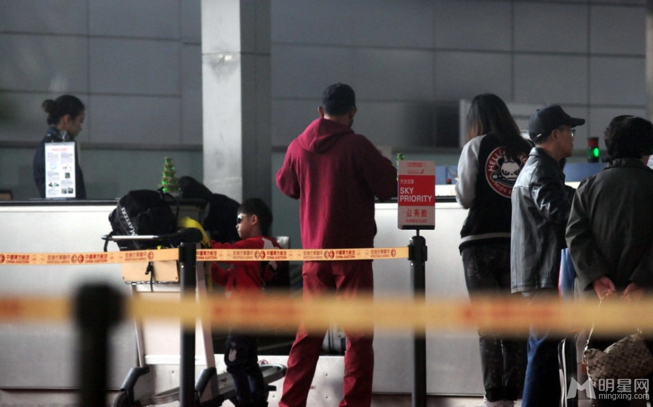 王志文携妻儿出行眼镜口罩遮挡严实防偷拍_图-5