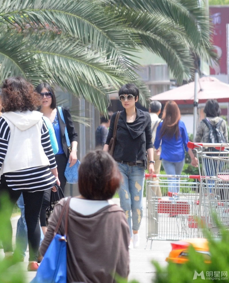 马伊琍与友人聚餐手机不离身先行离开_图-1