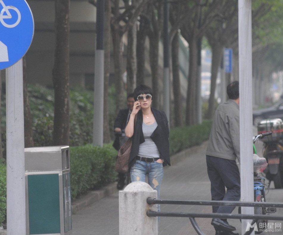 马伊琍与友人聚餐手机不离身先行离开_图-4