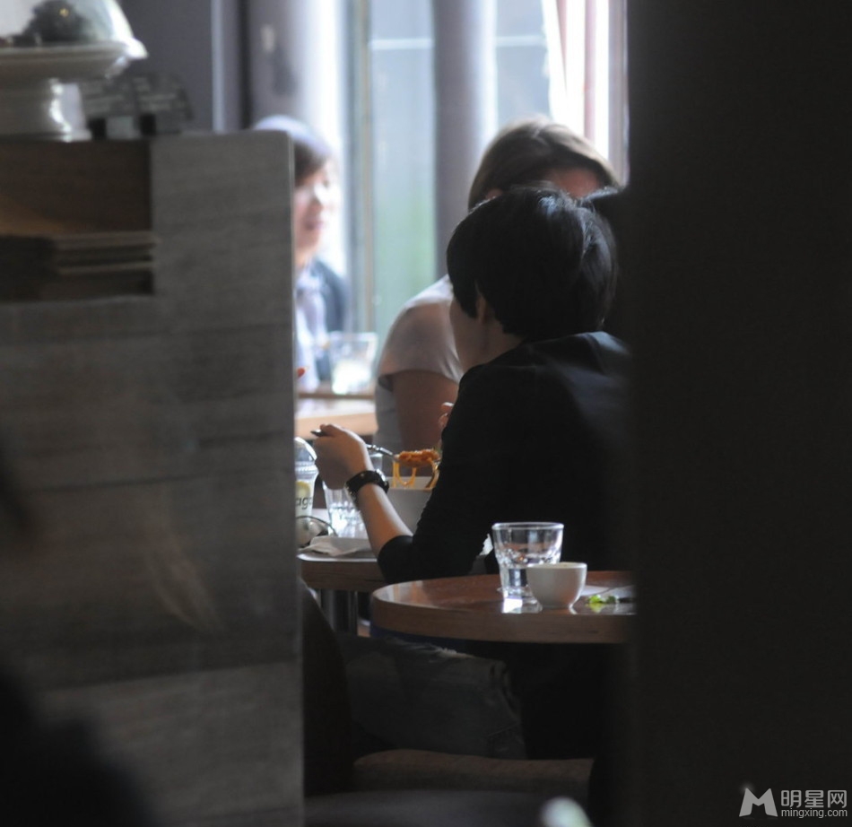 马伊琍与友人聚餐手机不离身先行离开_图-3