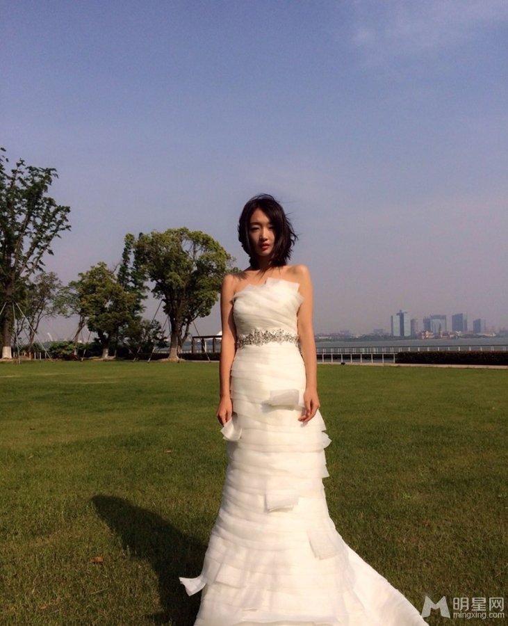 周冬雨曝婚纱照 邻家女孩一秒变女神_图-5