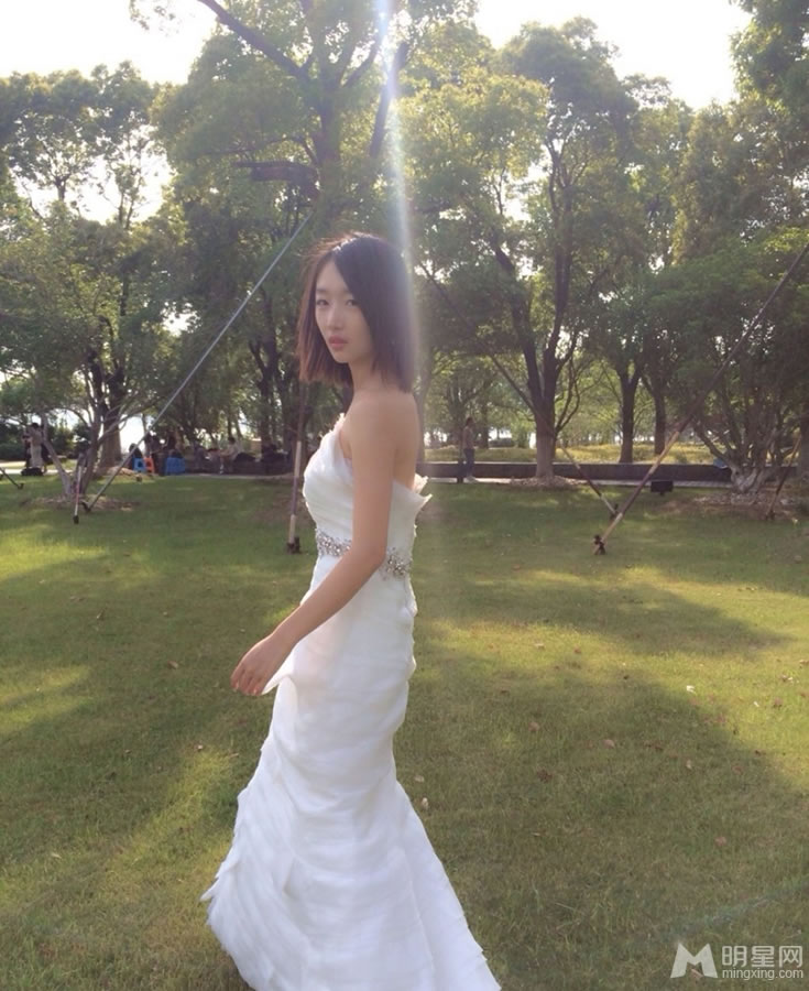 周冬雨曝婚纱照 邻家女孩一秒变女神_图-1