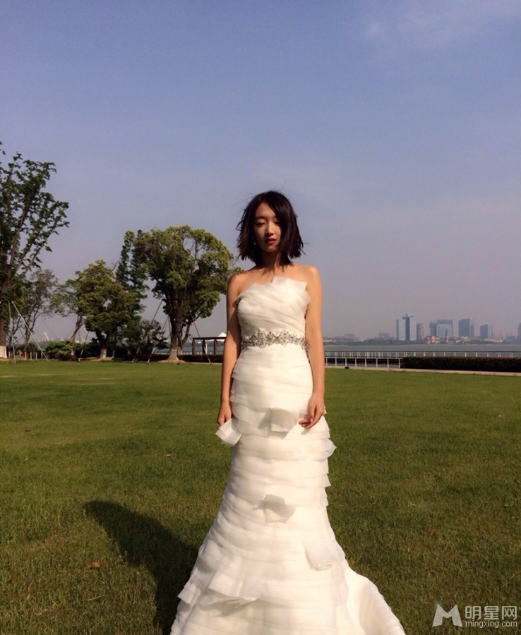 周冬雨曝婚纱照 邻家女孩一秒变女神_图-6