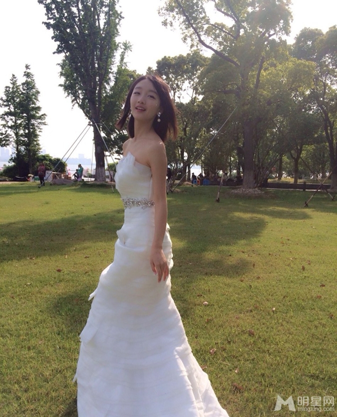周冬雨曝婚纱照 邻家女孩一秒变女神_图-3