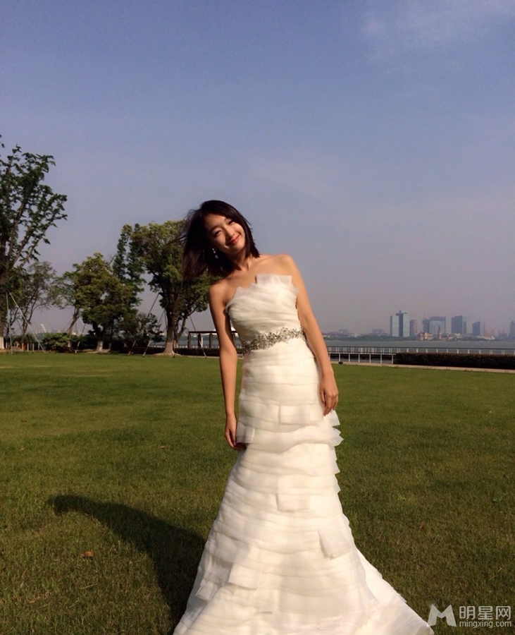 周冬雨曝婚纱照 邻家女孩一秒变女神_图-7