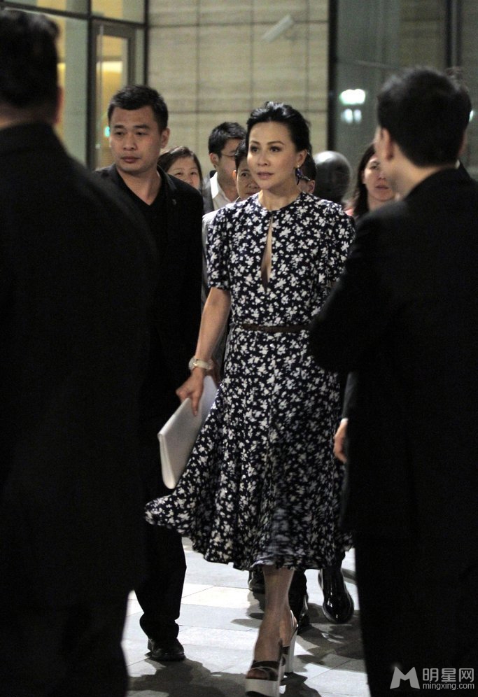 刘嘉玲浓妆性感现身机场为母挑礼物_图-4