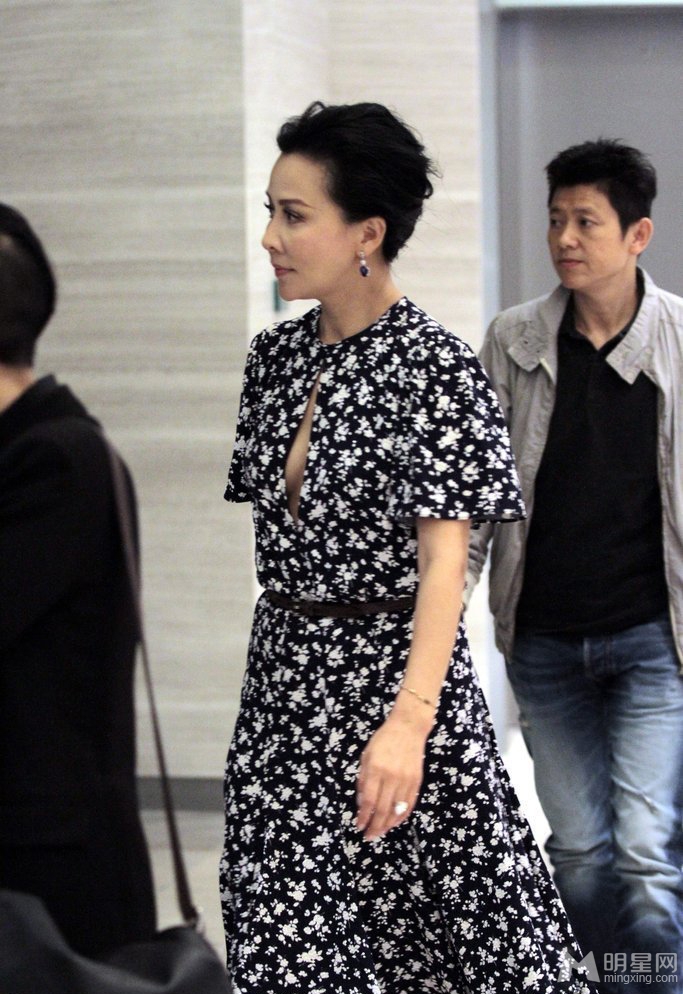刘嘉玲浓妆性感现身机场为母挑礼物_图-3