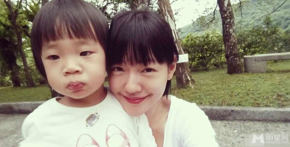 小S老公亲密出镜携女搞怪秀恩爱_图-1