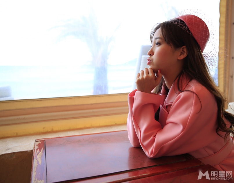 金莎首次戛纳之旅粉色大衣名媛气质十足_图-2