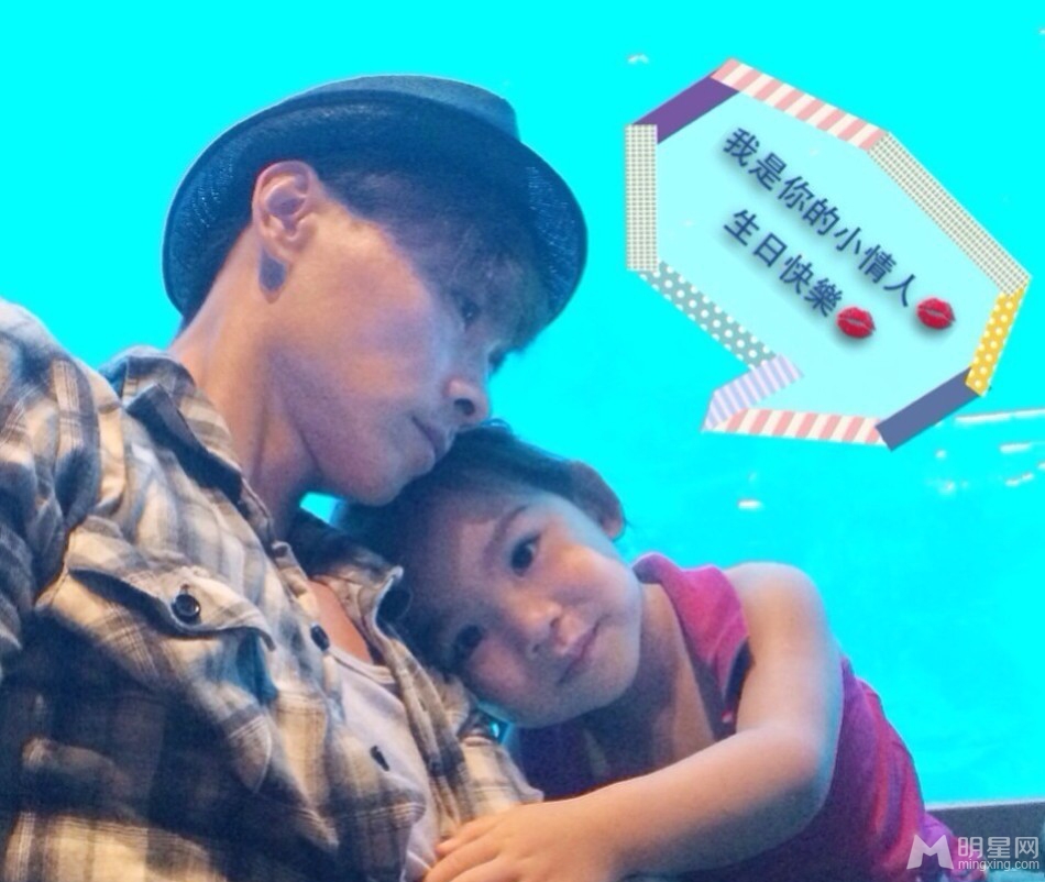 张晋40岁生日晒全家福遭网友羡慕幸福婚姻_图-4