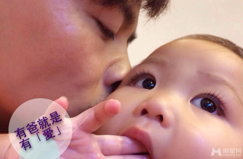 张晋40岁生日晒全家福遭网友羡慕幸福婚姻_图-5