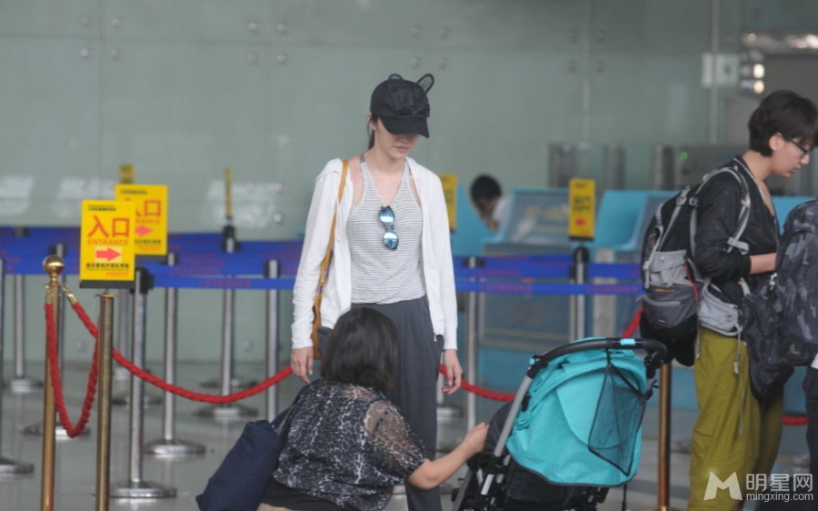 姚晨素颜现身三亚机场遭旅客纷纷围观_图-3