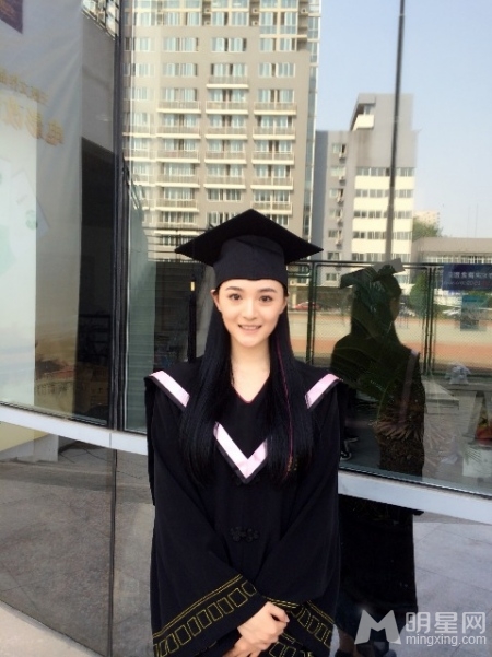 北电校花李依伊毕业照曝光学士服造型抢眼_图-8